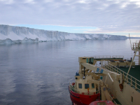 RV/IB Nathaniel B. Palmer sailing along the Pine Island Glacier. Photo by Gert van Dijken.

